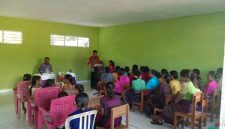 Umat Stasi Paulus Rasul Lamanepa di Lembata selama ini beribadah menggunakan gedung PAUD. Sebentar lagi akan memiliki gedung permanen berkat bantuan Simon Petrus Kamlasi berupa Kapela Portable. Foto : Yohanes Beda Wuwur