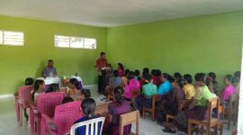 Umat Stasi Paulus Rasul Lamanepa di Lembata selama ini beribadah menggunakan gedung PAUD. Sebentar lagi akan memiliki gedung permanen berkat bantuan Simon Petrus Kamlasi berupa Kapela Portable. Foto : Yohanes Beda Wuwur