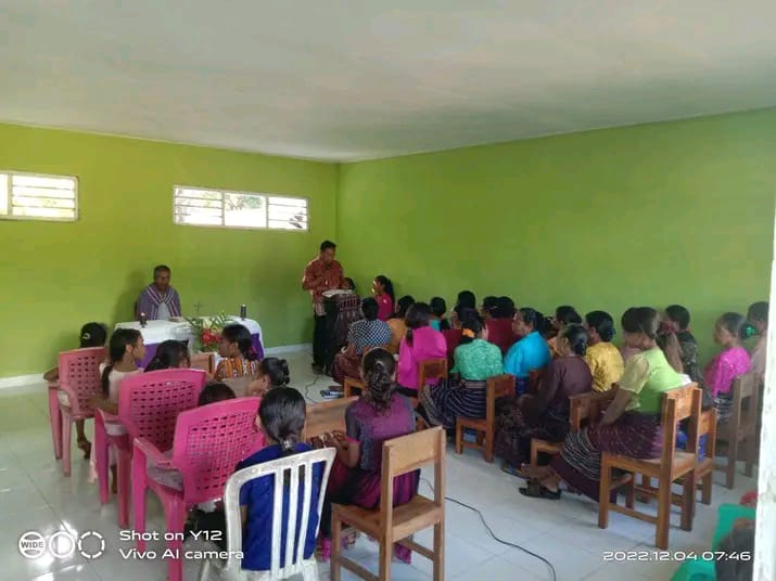 Umat Stasi Paulus Rasul Lamanepa di Lembata selama ini beribadah menggunakan gedung PAUD. Sebentar lagi akan memiliki gedung permanen berkat bantuan Simon Petrus Kamlasi berupa Kapela Portable. Foto : Yohanes Beda Wuwur