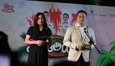 Walikota Kupang, dr Christian Widodo dan Wakil Walikota Kupang, Serena Crosgrova Francis ketika meresmikan Saboak. Sunday market atau pasar mingguan yang diadakan oleh Pemerintah Kota Kupang di Taman Nostalgia, Kupang. Foto:Prokopim Kota Kupang 