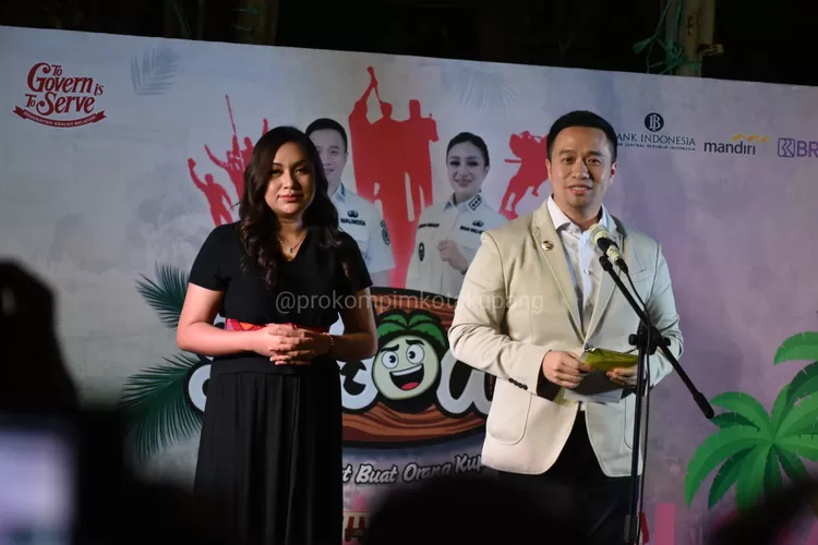 Walikota Kupang, dr Christian Widodo dan Wakil Walikota Kupang, Serena Crosgrova Francis ketika meresmikan Saboak. Sunday market atau pasar mingguan yang diadakan oleh Pemerintah Kota Kupang di Taman Nostalgia, Kupang. Foto:Prokopim Kota Kupang 