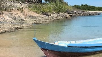 Pesisir Pantai Batubao, Desa Tesabela, Kecamatan Kupang Barat, Kabupaten Kupang. Warga Tesabela sebagian besar merupakan nelayan tradisional