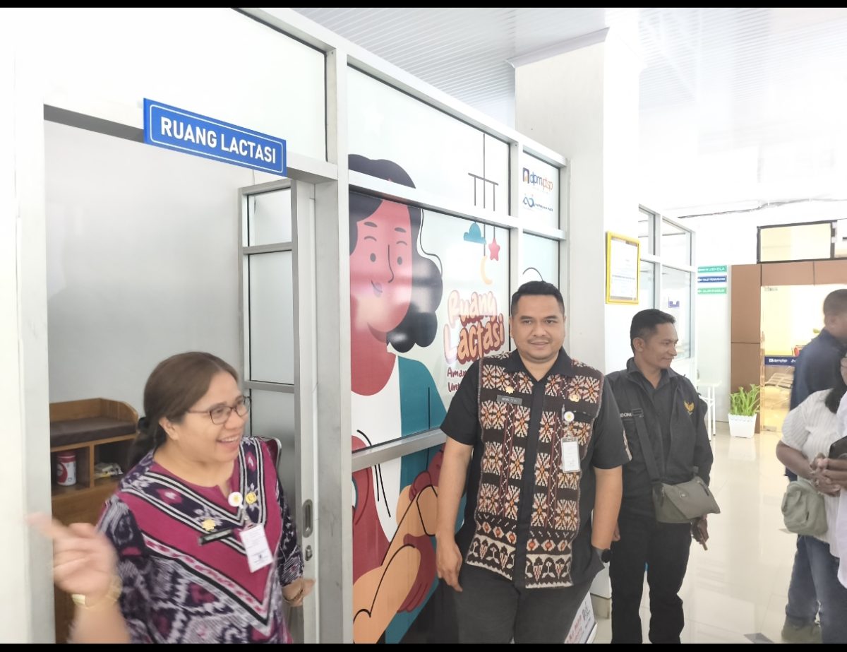 Kepala Dinas Penanaman Modal dan Pelayanan Terpadu Satu Pintu (DPMPTSP) Kota Kupang, Wildrian R. Otta didampingi Plt Sekretaris Penina N. A. Lauata, ketika memberikan office tour kepada wartawan. MPP juga menyediakan ruang laktasi dan playgroud
