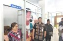 Kepala Dinas Penanaman Modal dan Pelayanan Terpadu Satu Pintu (DPMPTSP) Kota Kupang, Wildrian R. Otta didampingi Plt Sekretaris Penina N. A. Lauata, ketika memberikan office tour kepada wartawan. MPP juga menyediakan ruang laktasi dan playgroud