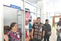 Kepala Dinas Penanaman Modal dan Pelayanan Terpadu Satu Pintu (DPMPTSP) Kota Kupang, Wildrian R. Otta didampingi Plt Sekretaris Penina N. A. Lauata, ketika memberikan office tour kepada wartawan. MPP juga menyediakan ruang laktasi dan playgroud