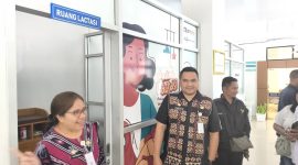 Kepala Dinas Penanaman Modal dan Pelayanan Terpadu Satu Pintu (DPMPTSP) Kota Kupang, Wildrian R. Otta didampingi Plt Sekretaris Penina N. A. Lauata, ketika memberikan office tour kepada wartawan. MPP juga menyediakan ruang laktasi dan playgroud