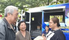 Plt Sekretaris Dinas Penanaman Modal dan Pelayanan Terpadu Satu Pintu (DPMPTSP) Kota Kupang, Penina N. A. Lauata tampak melayani konsultasi pengurusan ijin usaha kepada Ibu Lani dan suami di Arena Car Free Day, Sabtu, 22/11/2025