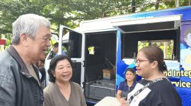 Plt Sekretaris Dinas Penanaman Modal dan Pelayanan Terpadu Satu Pintu (DPMPTSP) Kota Kupang, Penina N. A. Lauata tampak melayani konsultasi pengurusan ijin usaha kepada Ibu Lani dan suami di Arena Car Free Day, Sabtu, 22/11/2025