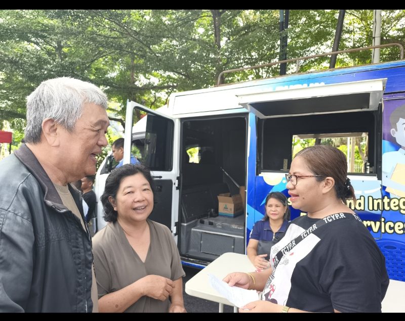 Plt Sekretaris Dinas Penanaman Modal dan Pelayanan Terpadu Satu Pintu (DPMPTSP) Kota Kupang, Penina N. A. Lauata tampak melayani konsultasi pengurusan ijin usaha kepada Ibu Lani dan suami di Arena Car Free Day, Sabtu, 22/11/2025