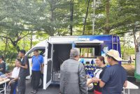 Plt Sekretaris Dinas Penanaman Modal dan Pelayanan Terpadu Satu Pintu (DPMPTSP) Kota Kupang, Penina N. A. Lauata, tampak melayani warga yang melakukan konsultasi terikait pengurusan ijin usaha. 