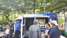 Plt Sekretaris Dinas Penanaman Modal dan Pelayanan Terpadu Satu Pintu (DPMPTSP) Kota Kupang, Penina N. A. Lauata, tampak melayani warga yang melakukan konsultasi terikait pengurusan ijin usaha.