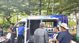 Plt Sekretaris Dinas Penanaman Modal dan Pelayanan Terpadu Satu Pintu (DPMPTSP) Kota Kupang, Penina N. A. Lauata, tampak melayani warga yang melakukan konsultasi terikait pengurusan ijin usaha. 