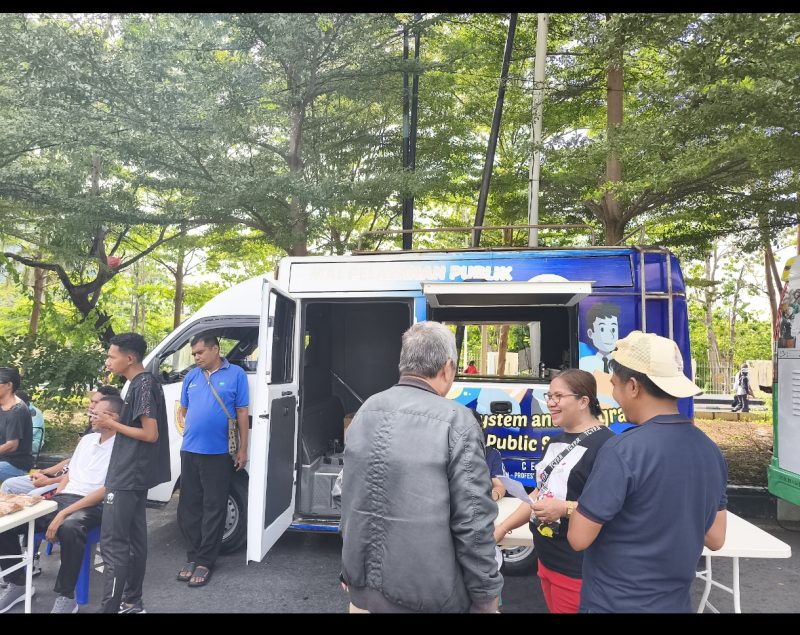 Plt Sekretaris Dinas Penanaman Modal dan Pelayanan Terpadu Satu Pintu (DPMPTSP) Kota Kupang, Penina N. A. Lauata, tampak melayani warga yang melakukan konsultasi terikait pengurusan ijin usaha. 