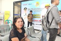 Herlina Tosarin, warga Kelurahan Fatubesi, Kecamatan Kota Lama, yang datang mengambil bantuan PKH Lansia. Ia tidak bisa mengambil bantuan tersebut dikarenakan NIK tidak terdaftar sehingga diperlukan validasi oleh dinas terkait. Kendala yang dialami Herlina langsung diatasi hari itu juga di Mal Pelayanan Publik Kota Kupang