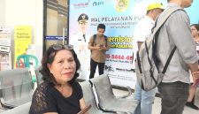 Herlina Tosarin, warga Kelurahan Fatubesi, Kecamatan Kota Lama, yang datang mengambil bantuan PKH Lansia. Ia tidak bisa mengambil bantuan tersebut dikarenakan NIK tidak terdaftar sehingga diperlukan validasi oleh dinas terkait. Kendala yang dialami Herlina langsung diatasi hari itu juga di Mal Pelayanan Publik Kota Kupang