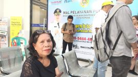 Herlina Tosarin, warga Kelurahan Fatubesi, Kecamatan Kota Lama, yang datang mengambil bantuan PKH Lansia. Ia tidak bisa mengambil bantuan tersebut dikarenakan NIK tidak terdaftar sehingga diperlukan validasi oleh dinas terkait. Kendala yang dialami Herlina langsung diatasi hari itu juga di Mal Pelayanan Publik Kota Kupang