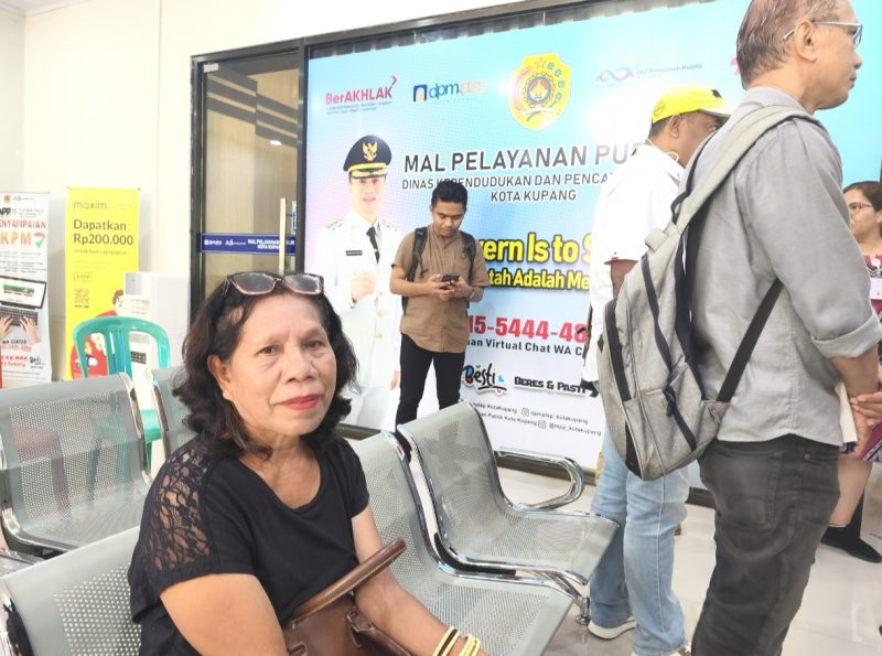 Herlina Tosarin, warga Kelurahan Fatubesi, Kecamatan Kota Lama, yang datang mengambil bantuan PKH Lansia. Ia tidak bisa mengambil bantuan tersebut dikarenakan NIK tidak terdaftar sehingga diperlukan validasi oleh dinas terkait. Kendala yang dialami Herlina langsung diatasi hari itu juga di Mal Pelayanan Publik Kota Kupang