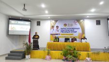 Gubernur NTT, Emanuel Melkiades Laka Lena memberikan arahan dalam kegiatan Rapat Koordinasi dan Evaluasi Program yang digelar oleh Dinas Pemberdayaan Masyarakat dan Desa (DPMD) Provinsi NTT, yang berlangsung di Aula Sasando Internasional Hotel, Kupang, 27/11/2025. 