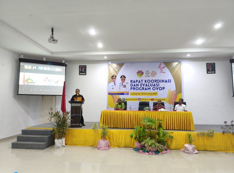 Gubernur NTT, Emanuel Melkiades Laka Lena memberikan arahan dalam kegiatan Rapat Koordinasi dan Evaluasi Program yang digelar oleh Dinas Pemberdayaan Masyarakat dan Desa (DPMD) Provinsi NTT, yang berlangsung di Aula Sasando Internasional Hotel, Kupang, 27/11/2025. 