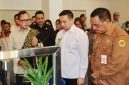 Wamendagri RI, Bima Arya Sugiarto ketika mengunjungi Dinas Penanaman Modal dan Pelayanan Terpadu Satu Pintu (DPMPTSP) Kota Kupang. Tampak Walikota Kupang, dr. Christian Widodo dan Kepala DPMPTSP, Wildrian R. Otta mendampingi Wamen
