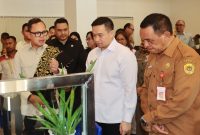 Wamendagri RI, Bima Arya Sugiarto ketika mengunjungi Dinas Penanaman Modal dan Pelayanan Terpadu Satu Pintu (DPMPTSP) Kota Kupang. Tampak Walikota Kupang, dr. Christian Widodo dan Kepala DPMPTSP, Wildrian R. Otta mendampingi Wamen

