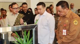 Wamendagri RI, Bima Arya Sugiarto ketika mengunjungi Dinas Penanaman Modal dan Pelayanan Terpadu Satu Pintu (DPMPTSP) Kota Kupang. Tampak Walikota Kupang, dr. Christian Widodo dan Kepala DPMPTSP, Wildrian R. Otta mendampingi Wamen
