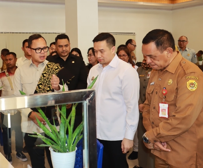 Wamendagri RI, Bima Arya Sugiarto ketika mengunjungi Dinas Penanaman Modal dan Pelayanan Terpadu Satu Pintu (DPMPTSP) Kota Kupang. Tampak Walikota Kupang, dr. Christian Widodo dan Kepala DPMPTSP, Wildrian R. Otta mendampingi Wamen
