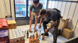 Sebanyak 139 personil Kepolisian Resort Kupang Kota diturunkan untuk menertibkan miras di sejumlah titik di Kota Kupang. Operasi ini dipimpin langsung oleh Kapolres Kupang Kota, Kombes Pol. Djoko Lestari, S.I.K., M.M.,. Foto: tribaratanewskupangkota