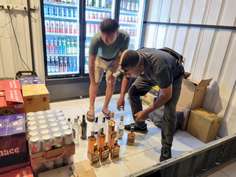 Sebanyak 139 personil Kepolisian Resort Kupang Kota diturunkan untuk menertibkan miras di sejumlah titik di Kota Kupang. Operasi ini dipimpin langsung oleh Kapolres Kupang Kota, Kombes Pol. Djoko Lestari, S.I.K., M.M.,. Foto: tribaratanewskupangkota