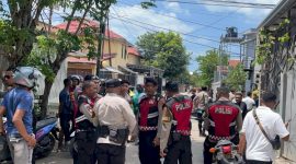 Aparat kepolisian Polresta Kupang Kota bergerak cepat ke lokasi kejadian setelah mendapat laporan tentang kericuhan didepan Kampus Muhamadiyah Kupang. Foto: tribaratanewskupangkota