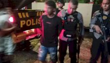 Aparat Kepolisian Kupang Kota dan Piket Ditsamapta Polda NTT amankan Keributan disertai pengancaman menggunakan parang terjadi di Jalan Prof. Dr. Yohanes, Kota Kupang, Minggu (16/11/2025) malam. Foto ; tribaratanewskupang