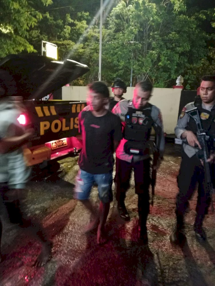 Aparat Kepolisian Kupang Kota dan Piket Ditsamapta Polda NTT amankan Keributan disertai pengancaman menggunakan parang terjadi di Jalan Prof. Dr. Yohanes, Kota Kupang, Minggu (16/11/2025) malam. Foto ; tribaratanewskupang