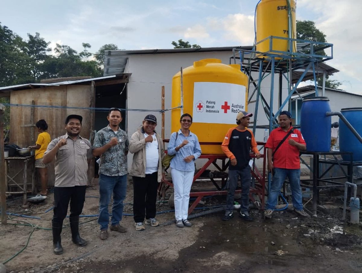 Ketua Bidang Relawan PMI Provinsi NTT, Kristiana Muki, S.Pd., M.Si ketika melakukan monitoring Pipanisasi di lokasi bencana Lewotobi. Foto: ho/Kristiana Muki
