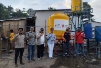 Ketua Bidang Relawan PMI Provinsi NTT, Kristiana Muki, S.Pd., M.Si ketika melakukan monitoring Pipanisasi di lokasi bencana Lewotobi. Foto: ho/Kristiana Muki
