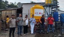 Ketua Bidang Relawan PMI Provinsi NTT, Kristiana Muki, S.Pd., M.Si ketika melakukan monitoring Pipanisasi di lokasi bencana Lewotobi. Foto: ho/Kristiana Muki