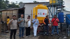 Ketua Bidang Relawan PMI Provinsi NTT, Kristiana Muki, S.Pd., M.Si ketika melakukan monitoring Pipanisasi di lokasi bencana Lewotobi. Foto: ho/Kristiana Muki
