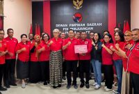 Ketua DPD PDI Perjuangan NTT, Yunus Takandewa bersama unsur pengurus dalam momentum pengumpulan donasi untuk korban bencana Sumatera secara gotong royong oleh kader se NTT. Foto :ho/Beno Brewon