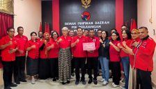 Ketua DPD PDI Perjuangan NTT, Yunus Takandewa bersama unsur pengurus dalam momentum pengumpulan donasi untuk korban bencana Sumatera secara gotong royong oleh kader se NTT. Foto :ho/Beno Brewon