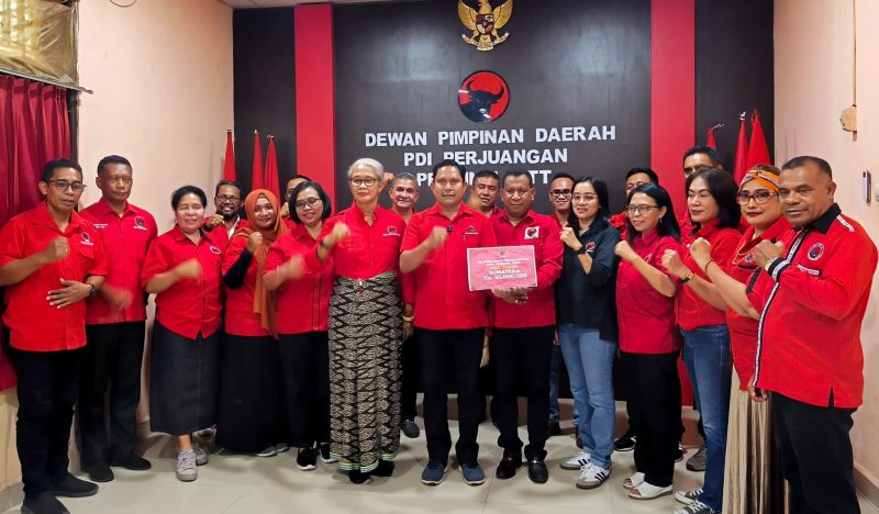 Ketua DPD PDI Perjuangan NTT, Yunus Takandewa bersama unsur pengurus dalam momentum pengumpulan donasi untuk korban bencana Sumatera secara gotong royong oleh kader se NTT. Foto :ho/Beno Brewon