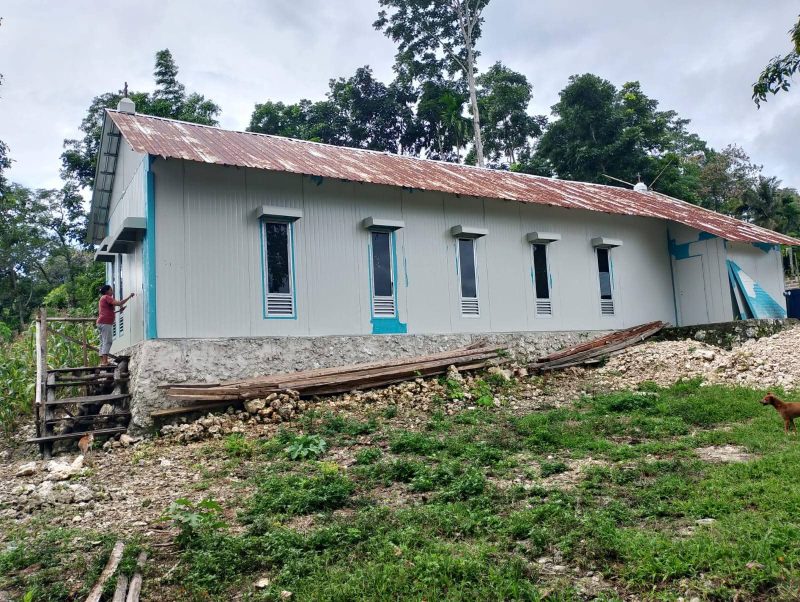 Gereja Portable Jemaat Gereja Kristen Sumba (GKS) Wee Rame, Kecamatan Wewewa Tengah, Kabupaten Sumba Barat Daya (SBD). Gereja ini merupakan bantuan tokoh NTT, Simon Petrus Kamlasi. Saat ini proses pemasangan sudah mencapai 90 persen. 