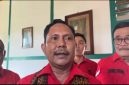 Ketua DPD PDI Perjuangan NTT, Yunus Takandewa bersama ketua DPP PDI Perjuangan, Djarot Syaiful Hidayat , Anggota DPR RI, Stevano Rizki Andranacus , Anggota DPRD NTT, Anton Landi bersama kader partai berlambang banteng melakukan kunjungan kerumah pengasingan Bung Karno di Ende. Foto : ho/chen rasi