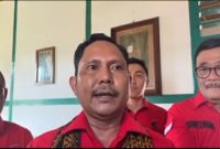 Ketua DPD PDI Perjuangan NTT, Yunus Takandewa bersama ketua DPP PDI Perjuangan, Djarot Syaiful Hidayat , Anggota DPR RI, Stevano Rizki Andranacus , Anggota DPRD NTT, Anton Landi bersama kader partai berlambang banteng melakukan kunjungan kerumah pengasingan Bung Karno di Ende. Foto : ho/chen rasi