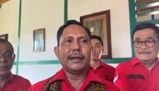 Ketua DPD PDI Perjuangan NTT, Yunus Takandewa bersama ketua DPP PDI Perjuangan, Djarot Syaiful Hidayat , Anggota DPR RI, Stevano Rizki Andranacus , Anggota DPRD NTT, Anton Landi bersama kader partai berlambang banteng melakukan kunjungan kerumah pengasingan Bung Karno di Ende. Foto : ho/chen rasi