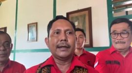 Ketua DPD PDI Perjuangan NTT, Yunus Takandewa bersama ketua DPP PDI Perjuangan, Djarot Syaiful Hidayat , Anggota DPR RI, Stevano Rizki Andranacus , Anggota DPRD NTT, Anton Landi bersama kader partai berlambang banteng melakukan kunjungan kerumah pengasingan Bung Karno di Ende. Foto : ho/chen rasi