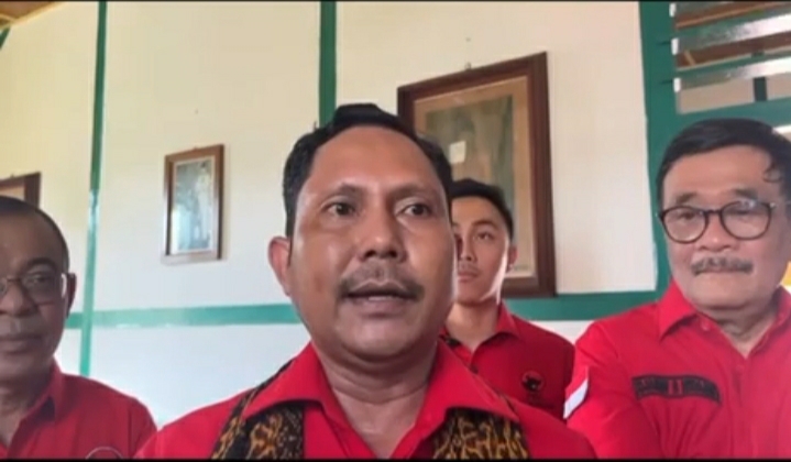 Ketua DPD PDI Perjuangan NTT, Yunus Takandewa bersama ketua DPP PDI Perjuangan, Djarot Syaiful Hidayat , Anggota DPR RI, Stevano Rizki Andranacus , Anggota DPRD NTT, Anton Landi bersama kader partai berlambang banteng melakukan kunjungan kerumah pengasingan Bung Karno di Ende. Foto : ho/chen rasi