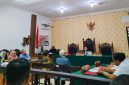 Ahli hukum pidana Prof. Sadjijono, dan ahli hukum perdata Dr. Bambang Sugeng Ariadi Subagyono saat memberikan keterangan dalam sidang praperadilan yang digelar Pengadilan Negeri (PN) Kupang pada Senin (9/12/2025), dengan agenda pemeriksaan saksi ahli. Dokumen Istimewa.