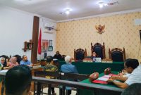 Ahli hukum pidana Prof. Sadjijono, dan ahli hukum perdata Dr. Bambang Sugeng Ariadi Subagyono saat  memberikan keterangan dalam  sidang praperadilan yang digelar Pengadilan Negeri (PN) Kupang pada Senin (9/12/2025), dengan agenda pemeriksaan saksi ahli. Dokumen Istimewa.
