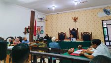 Ahli hukum pidana Prof. Sadjijono, dan ahli hukum perdata Dr. Bambang Sugeng Ariadi Subagyono saat memberikan keterangan dalam sidang praperadilan yang digelar Pengadilan Negeri (PN) Kupang pada Senin (9/12/2025), dengan agenda pemeriksaan saksi ahli. Dokumen Istimewa.