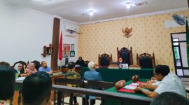 Ahli hukum pidana Prof. Sadjijono, dan ahli hukum perdata Dr. Bambang Sugeng Ariadi Subagyono saat  memberikan keterangan dalam  sidang praperadilan yang digelar Pengadilan Negeri (PN) Kupang pada Senin (9/12/2025), dengan agenda pemeriksaan saksi ahli. Dokumen Istimewa.
