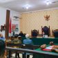Ahli hukum pidana Prof. Sadjijono, dan ahli hukum perdata Dr. Bambang Sugeng Ariadi Subagyono saat  memberikan keterangan dalam  sidang praperadilan yang digelar Pengadilan Negeri (PN) Kupang pada Senin (9/12/2025), dengan agenda pemeriksaan saksi ahli. Dokumen Istimewa.
